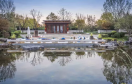 　　“離繁華不遠(yuǎn)，離自然最近?！北本┤f科觀承別墅是一座山水庭園，被收藏在觀承別墅區(qū)中央公園之核心區(qū)，很多初次來到這座庭院的客人都會用“遇見意外之境”來形容對她的第一感受?；仡櫿麄€造園的歷程，觀承的故事一點(diǎn)一滴仍歷歷在目，她也終于以最美的姿態(tài)承現(xiàn)于世人眼前。
